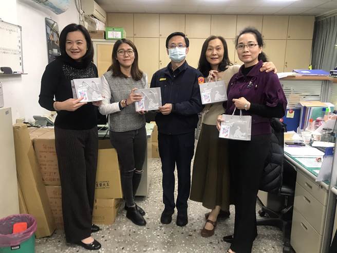 新北市永和警分局分局長為感謝女性同仁平時的辛勞，特別準備了特級面膜，一一送給分局每位女性同仁。（永和警分局提供）