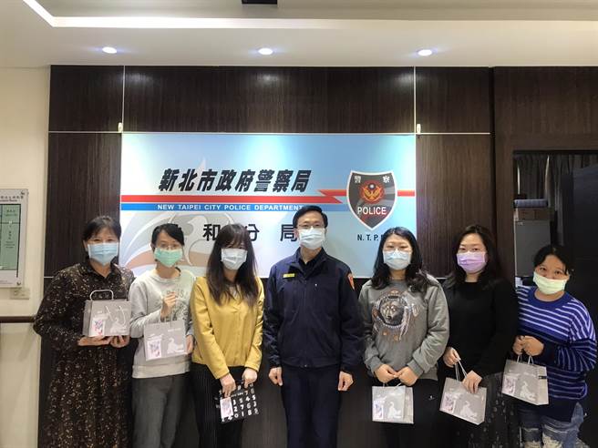 新北市永和警分局分局長為感謝女性同仁平時的辛勞，特別準備了特級面膜，一一送給分局每位女性同仁。（永和警分局提供）