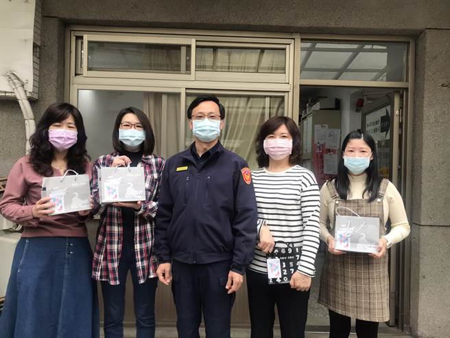新北市永和警分局分局長為感謝女性同仁平時的辛勞，特別準備了特級面膜，一一送給分局每位女性同仁。（永和警分局提供）