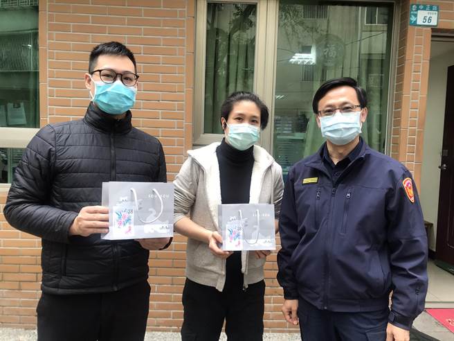 新北市永和警分局分局長為感謝女性同仁平時的辛勞，特別準備了特級面膜，一一送給分局每位女性同仁。（永和警分局提供）