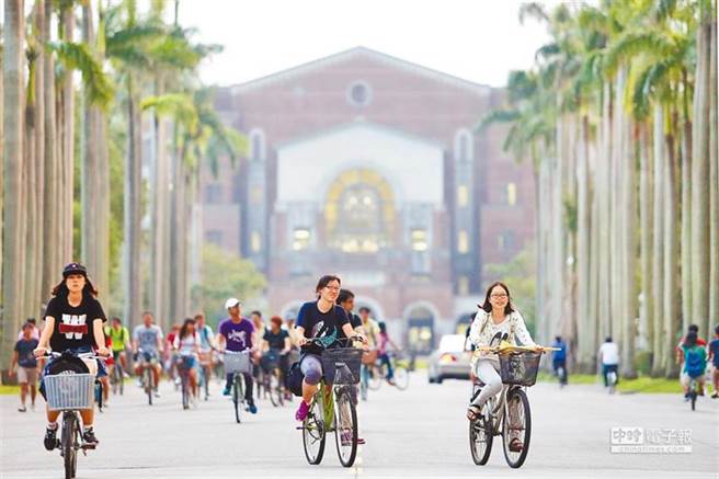 《Cheers》杂志公布2021企业最爱大学生，结果台湾大学睽违5年，重回「企业最爱大学生」Top1。图为台大校园。(本报资料照)