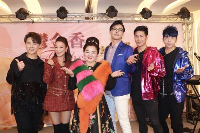 白冰冰7日晚间率领旗下艺人「台一线」成员东谚、阿文、「木工歌手」陈思玮到淡水新开幕的五星级郁金香酒店举办dinner show，虽然当天下着毛毛雨，但全程无冷场。（长兴影视提供）