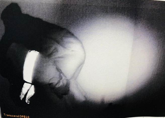 新北市海山警分局警员背老妇人返家。（海山警分局提供）