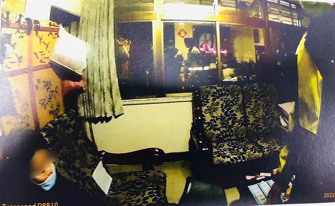 新北市海山警分局警员背老妇人返家。（海山警分局提供）