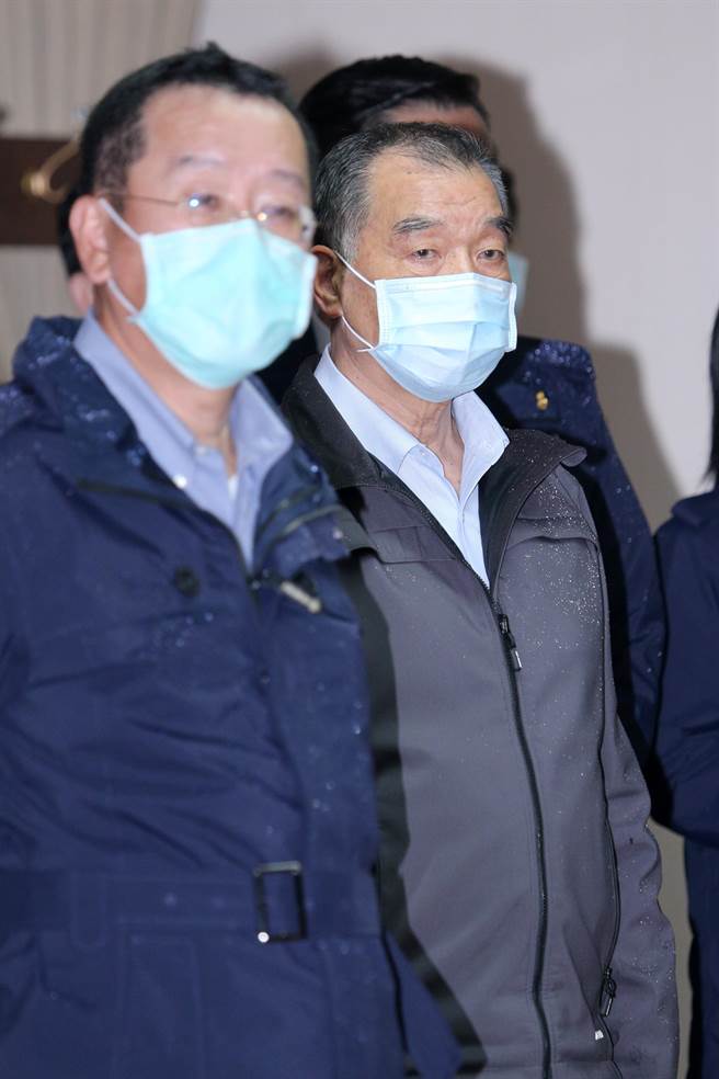 蔡英文總統8日前往海軍131艦隊基地，並登上濟陽級巡防艦「蘭陽軍艦」視察，國安會祕書長顧立雄（左）、國防部長邱國正（右）全程陪同。（黃世麒攝）