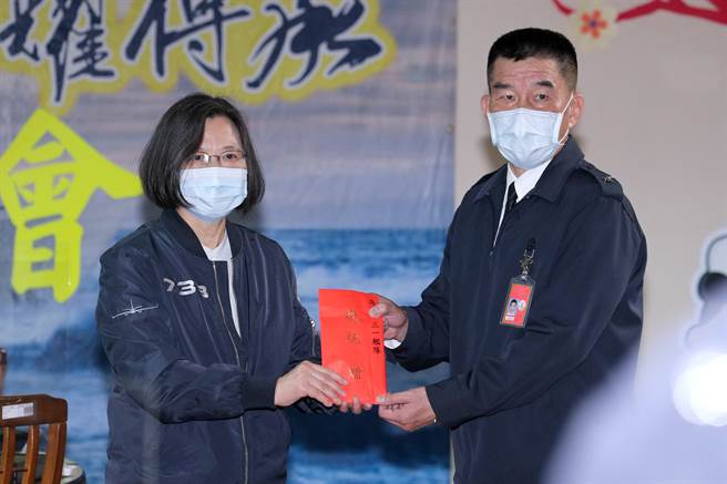 蔡英文總統（左）8日前往海軍131艦隊基地，登上濟陽級巡防艦「蘭陽軍艦」視察，並致贈加菜金，由131艦隊長、少將曾安國（右）代表接受。（黃世麒攝）