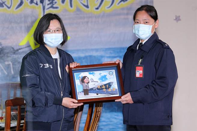 蔡英文總統（左）8日前往海軍131艦隊基地，登上濟陽級巡防艦「蘭陽軍艦」視察，並致贈加菜金，131艦隊修護官廖憶航（右）繪製Ｑ版畫像贈送給蔡總統。（黃世麒攝）