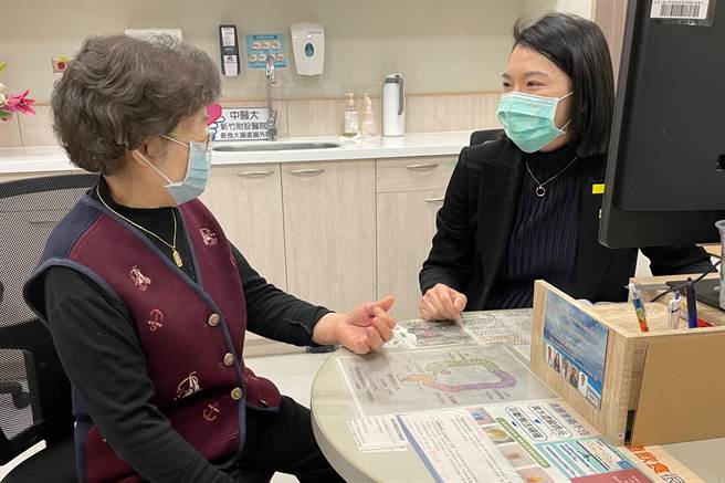 中醫大新竹附醫直腸外科主任沈名吟（左）門診定期追蹤阿嬤情況，阿嬤說「術後比手術前更健康美麗！」（羅浚濱攝）