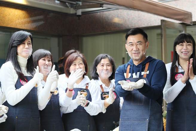 党主席江启臣（右二）出席及体验包水饺，用行动力挺台湾猪、菜农与果农。（陈怡诚摄）