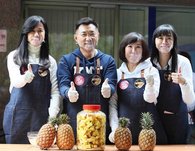 党主席江启臣(左二 ）与党籍立委吕玉玲（右二）、万美玲（左）及北市议员阙枚莎（右）一起制作凤梨酵素，力挺台湾凤梨。（陈怡诚摄）