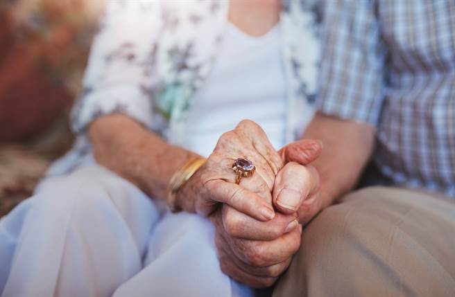 贵妇请亲家母来照顾中风尪，两人日久生情，贵妇惨被离婚还逐出家门。(达志影像/shutterstock提供)