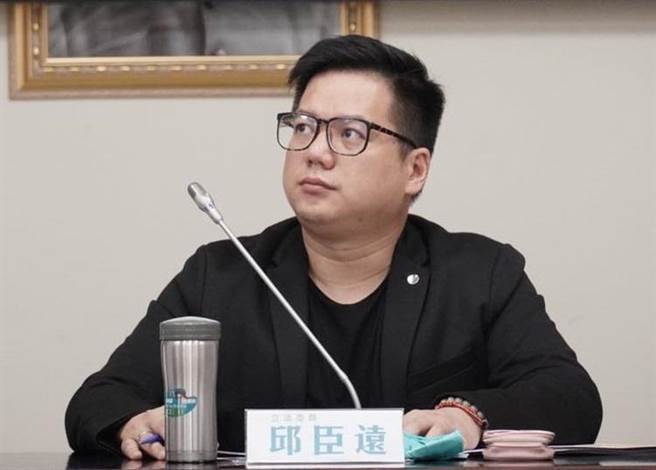 立法院8日进行召委选举，民进党支持民眾党担任交通委员会召委，由立委邱臣远（见图）拿下。（图／摘自邱臣远脸书）