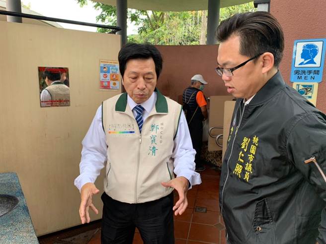 郑宝清与刘仁照共同督促男厕应设尿布台。(郑宝清提供／吕筱蝉桃园传真)