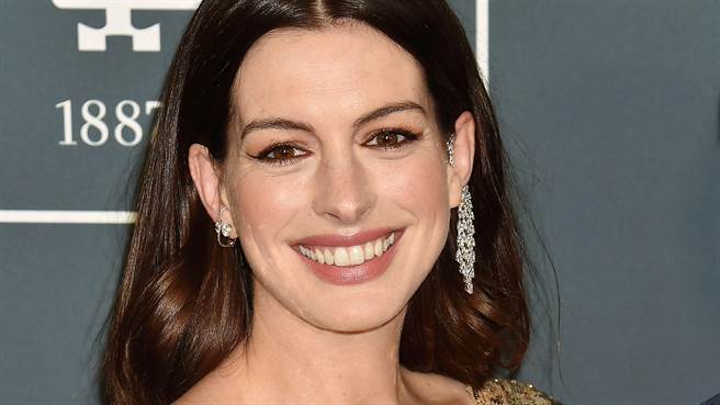 安海瑟薇近日在IG上曬出時裝周造型。（圖／達志影像）