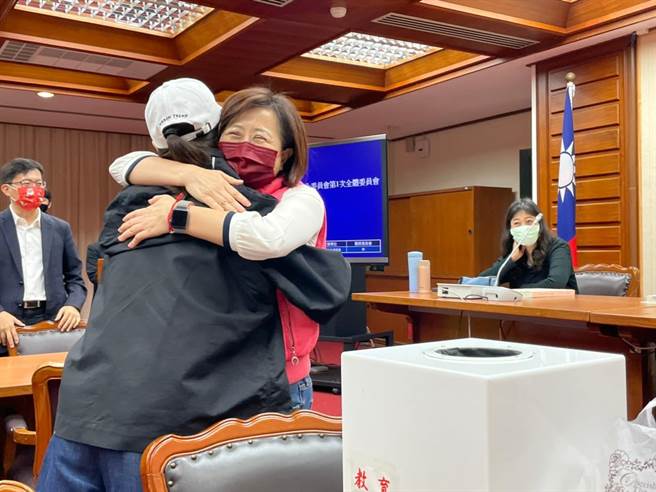 国民党立委林奕华抽中教育文化委员会召委，开心与同党立委拥抱。（图／摘自林奕华脸书）