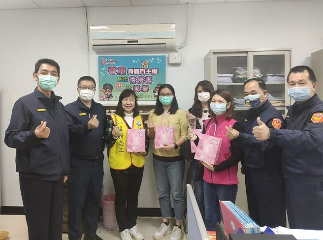 庆祝妇女节平镇警分局长送礼物慰勉女性同仁。(警方提供／吕筱蝉桃园传真)