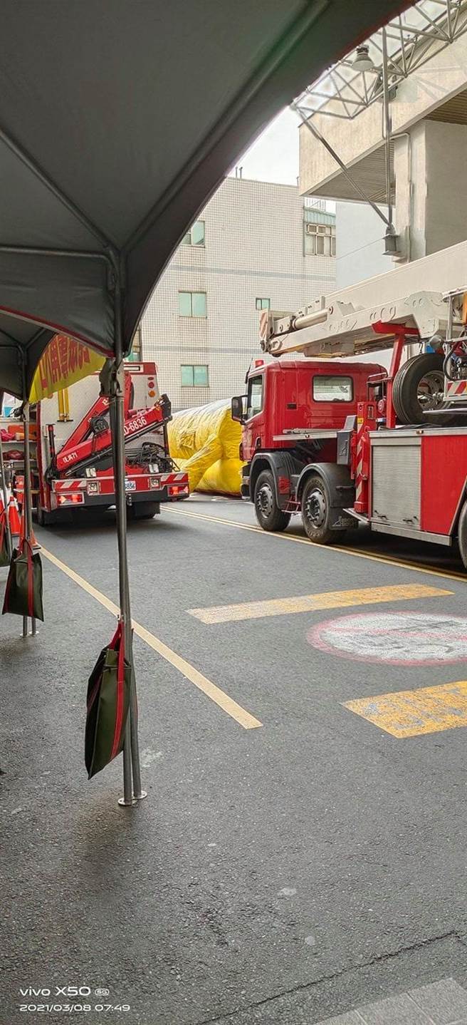 男子在醫院頂樓輕生，警消出動氣墊，引起醫院病患與家屬一陣騷動。（擷自網路／程炳璋台南傳真）