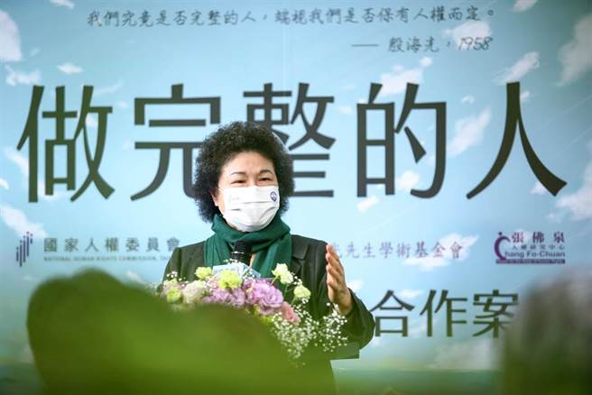 国内人权团体运作困难，监察院8日在殷海光故居，举办「做完整的人─海光人权讲堂」启动记者会。身兼国家人权委员会主委的监察院长陈菊出席，致词时表示，早在她到国家人权委员会前，就想要协助殷海光基金会、雷震民主人权基金会、傅正研究中心的运作，未来希望透过合作，协助解决相关经营压力。（邓博仁摄）