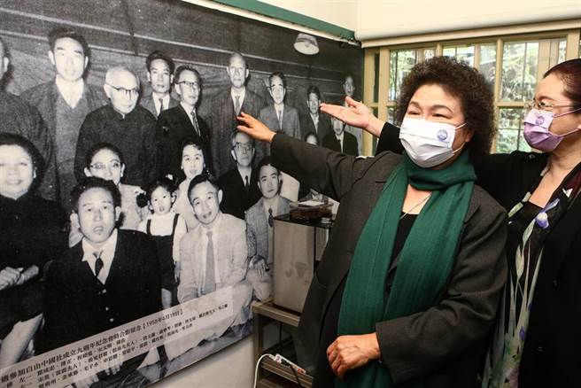 国内人权团体运作困难，监察院8日在殷海光故居，举办「做完整的人─海光人权讲堂」启动记者会。身兼国家人权委员会主委的监察院长陈菊出席，致词时表示，早在她到国家人权委员会前，就想要协助殷海光基金会、雷震民主人权基金会、傅正研究中心的运作，未来希望透过合作，协助解决相关经营压力。（邓博仁摄）