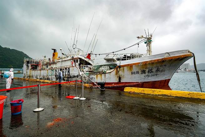 在中途岛海域失联的永裕兴18号，今天拖带回苏澳港码头。（李忠一摄）