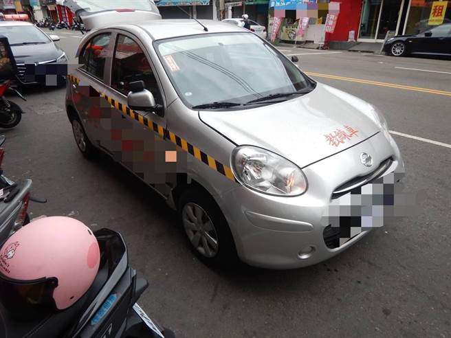 台中市西屯区逢甲商圈今日中午发生机车疑擦撞教练车的交通事故。（民眾提供／卢金足台中传真）