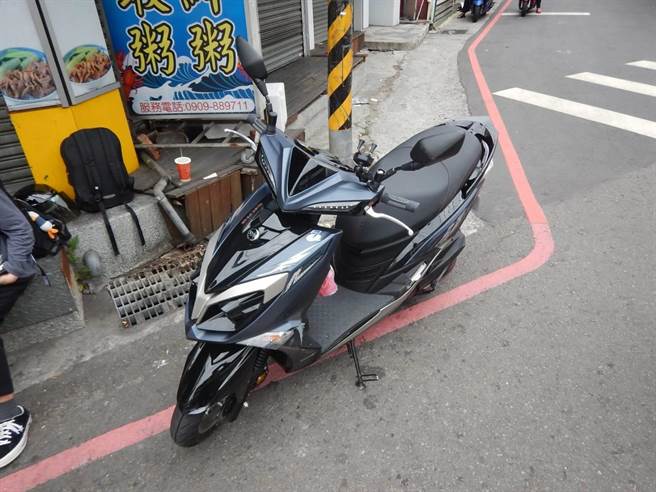机车女骑士载的乘客受轻伤，教练车则无人受伤。（民眾提供／卢金足台中传真）