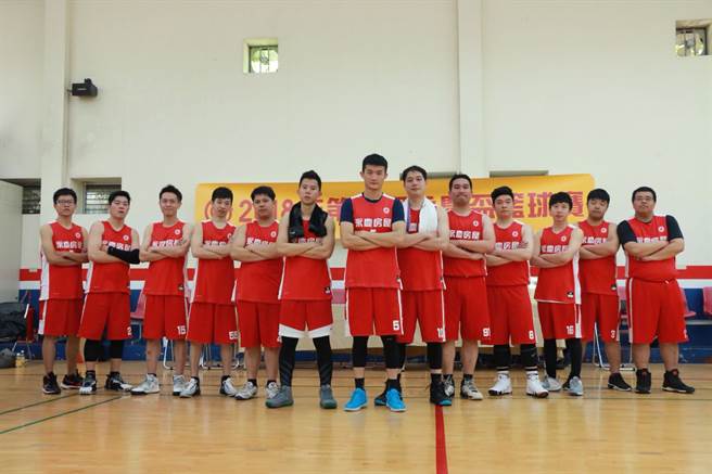 忙于工作也乐于生活，江柏纬（中）跟士林区的永庆同仁一同组队参加篮球比赛，从比赛中训练团队默契，更培养革命情感。(图/永庆房屋提供)