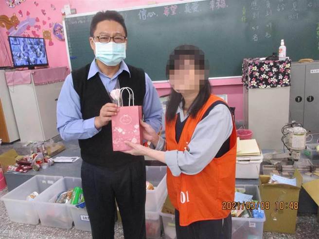 苗栗看守所慶祝婦女節，贈送近70名女性收容人「福袋」。（苗栗看守所提供／何冠嫻苗栗傳真）