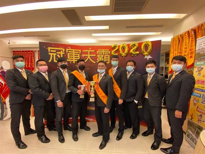 透过永庆的实价登录3.0服务、科技工具、以及与店长同仁们的团队合作下，江柏纬（右四）和同事屡屡交出好成绩，为自己赚取丰厚的业绩奖金。(图/永庆房屋提供)