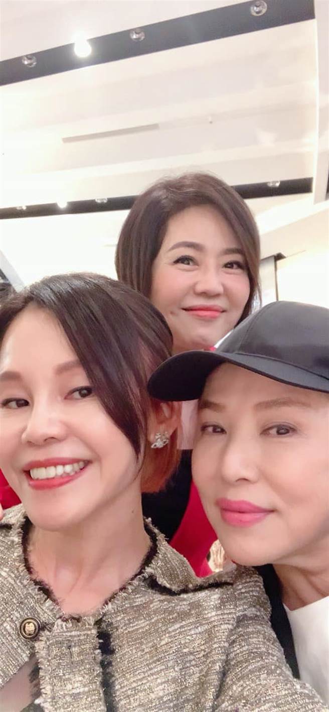 于美人、彭佳慧和叶瑷菱是多年挚友。（图／FB@于美人）