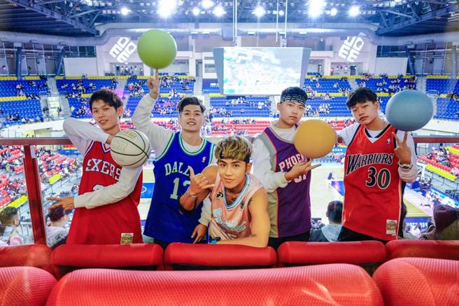 鼓鼓与4位花式蓝球员担任开场表演（富邦勇士提供）