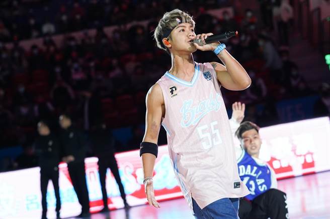 鼓鼓吕思纬携4位花式篮球员唱跳&lt;乐高&gt;（富邦勇士提供）