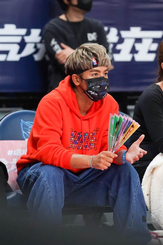 鼓鼓观看比赛（富邦勇士提供）