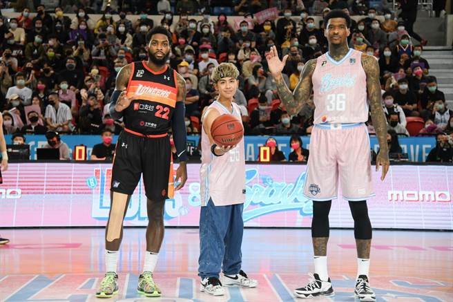 鼓鼓为篮球赛开球（富邦勇士提供）