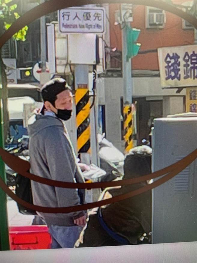 校园安全受威胁！恐怖男三重校外强塞物品勒索金钱　警方追缉中(翻摄自市议员彭佳芸脸书／戴上容新北传真)