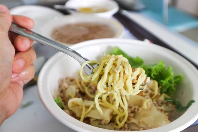减重的人若想吃麵食，最好吃汤麵而不要吃乾麵。(示意图/常春月刊提供)