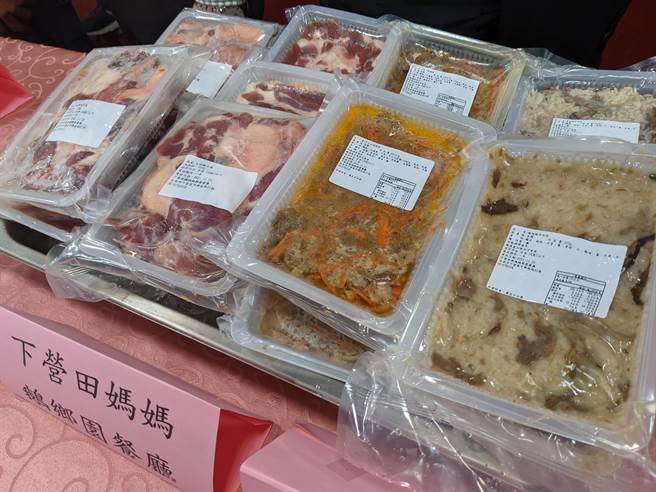 台南下营鹅肉开发周边加工产品，鲜切熟食都有，方便消费者选购。（庄曜聪摄）