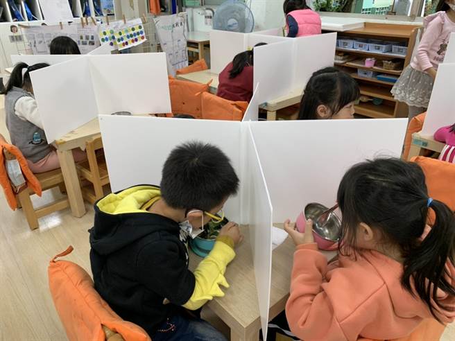 新竹市政府特別打造幼兒版防疫隔板，8日起提供全市公私立161所幼兒園使用，讓幼兒用餐更安全。（陳育賢攝）
