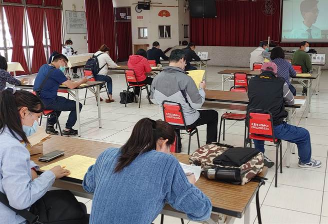 农历春节后是转职的高峰期，劳动部劳发署云嘉南分署即日起到月底，马拉松式举办57场徵才活动，释出逾4500个职缺，其中营造工程师月薪上看60K。（劳动部劳发署云嘉南分署提供／庄曜聪台南传真）