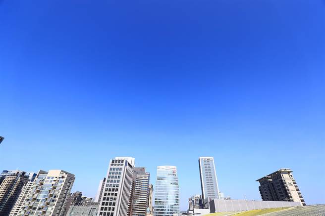 随着中部台商大量回流投资置产，七期不只豪宅产品热销，更带动商用不动产买气。（卢金足摄）