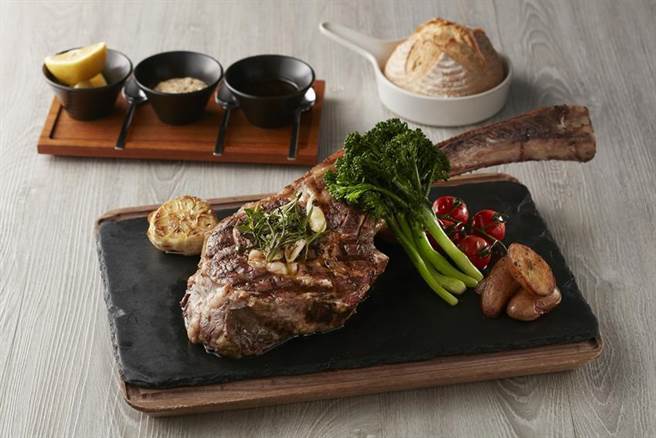 寒舍艾丽酒店行政主厨到任，馆内「La Farfalla」义大利餐厅推出50盎司大号「炉烤美国精选战斧牛排」。（图／寒舍艾丽酒店）
