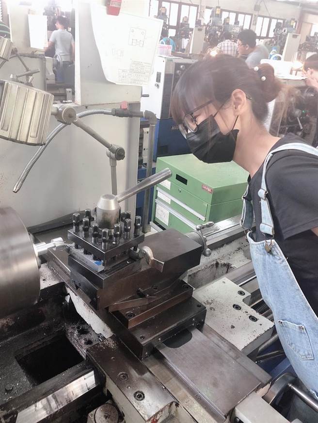 （以往精机职类工作男性居多的刻板印象已被打破，近年来有越来越多女力崛起。图／劳动部发展署提供） 
