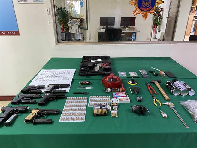 高市警三民二分局侦查队7日在前金区某透天厝及时破获一处枪枝改造工厂，起获数把改造手枪、改造衝锋手枪。（高市警三民二分局提供／洪浩轩高雄传真）
