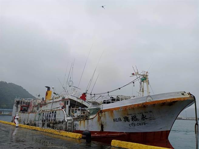 海巡人员表示不排除「永裕兴18号」渔船突然遭遇大浪将船上人员卷入海中。（图：海巡署提供）