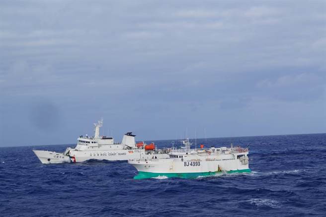 海巡署「巡护8号」长时间戒护协助拖船将苏澳籍「永裕兴18号」渔船拖带抵苏澳港。（图：海巡署提供）