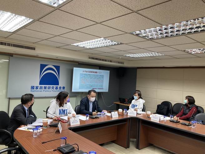 國家政策研究基金會開記者會，要求打造友善生育職場。左起為陳宜民、陳玉珍、簡榮宗、吳怡玎與王如玄。(國家政策研究基金會提供)