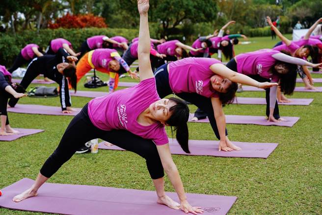 「女力限定」森林瑜珈，活动限女性参加，由瑜珈老师带领在大自然学习瑜珈。（卢金足摄）