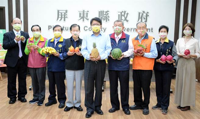 屏东县政府结合宫庙作公益，将融入屏东物产的口罩预计分送县内医护人员及弱势团体。（林和生摄）