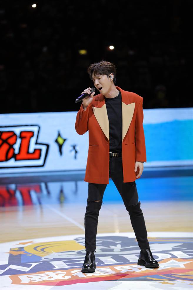 陳勢安在HBL總決賽上演唱〈心之所往〉。（有勢有錢娛樂提供）