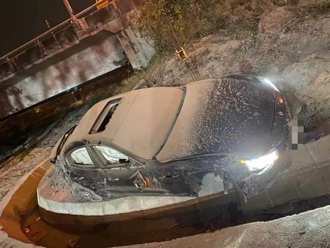 黑色豪华轿跑海神玛莎拉蒂失控擦撞护栏与一辆宾士车后，喷飞衝越国道1号南向员林路段护栏，翻落台76线东西向快速道路边坡，驾驶伤重命危。（摘自「彰化踢爆网」／谢琼云彰化传真）